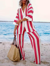 Conjunto de camisa holgada con cuello en V y rayas huecas con pantalones de pierna ancha